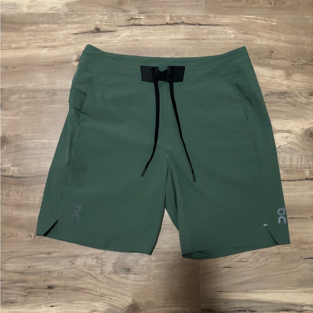 ON RUNNING men’s hybrid shorts in green!
